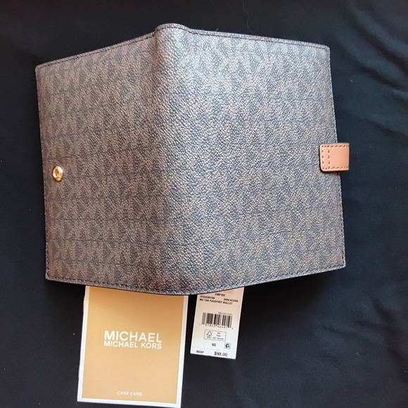Michael Kors Empire MD TAB Passport Wallet - Picture 6 of 9